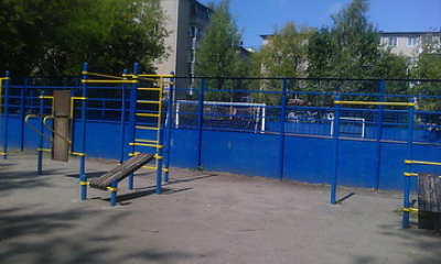 В рамках исполнения наказов избирателей депутатам Ивановской городской Думы выполняются ремонтные работы спортивных площадок МБУ &quot;Восток&quot;