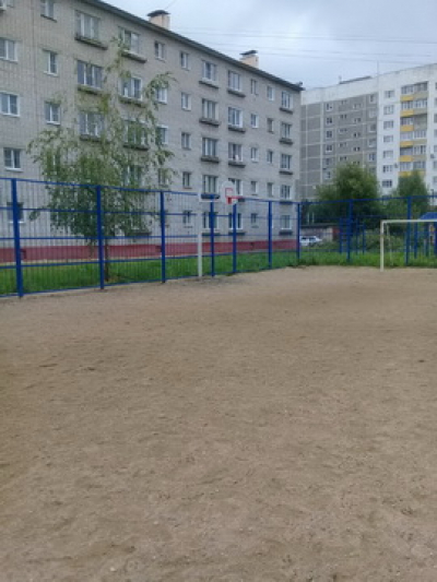 В рамках исполнения наказов избирателей депутатам Ивановской городской Думы выполняются ремонтные работы спортивных площадок МБУ &quot;Восток&quot;
