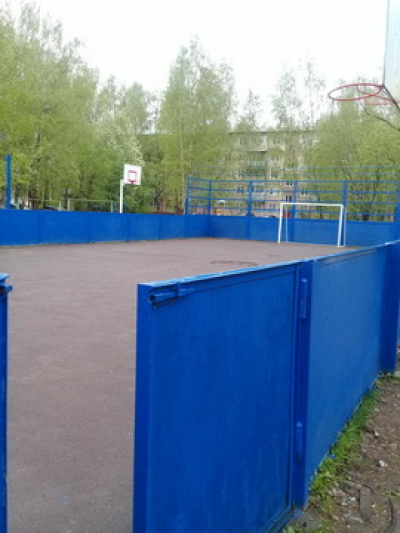 В рамках исполнения наказов избирателей депутатам Ивановской городской Думы выполняются ремонтные работы спортивных площадок МБУ &quot;Восток&quot;